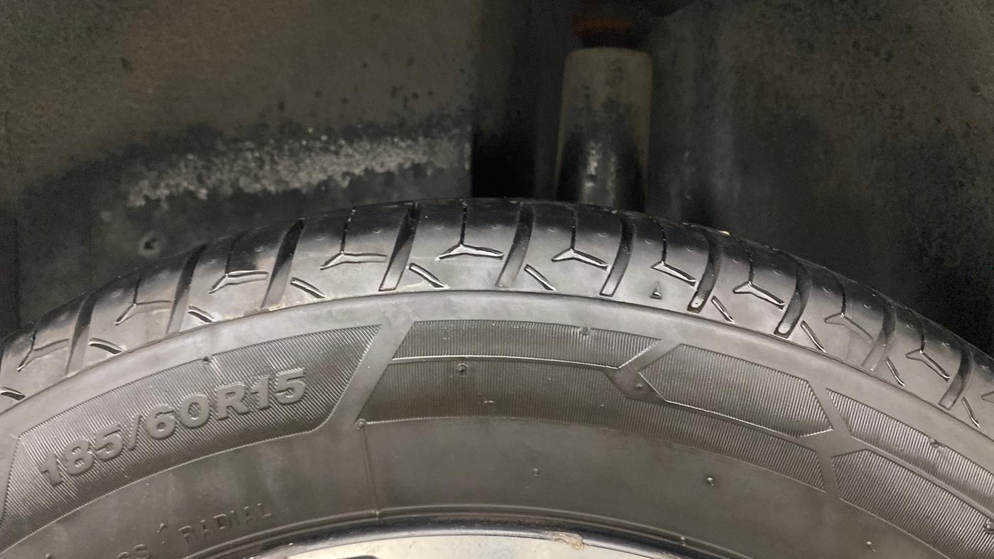 2017 Volkswagen Polo COMFORTLINE 1.2L, Petrol, Manual, 95,392 km, Left Rear Tyre Tread