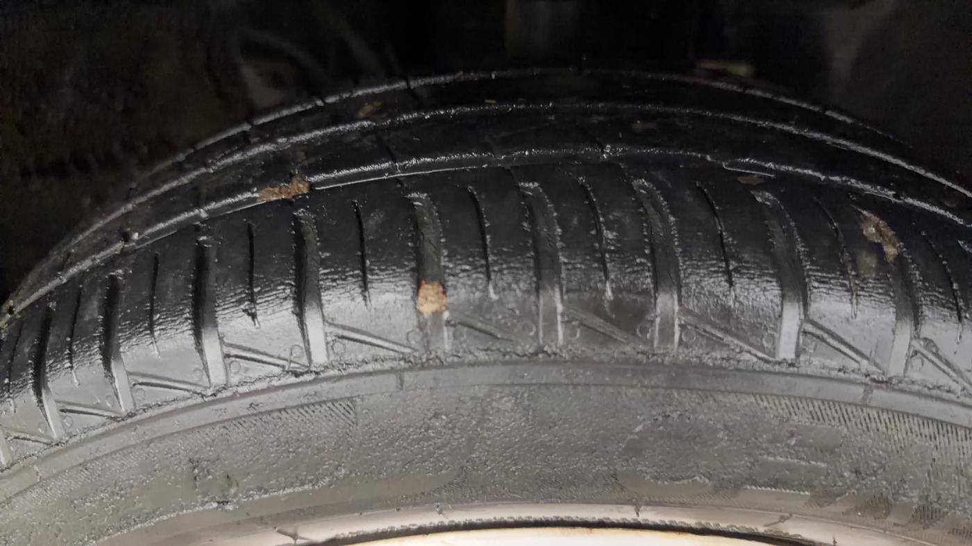 2023 Renault Kwid RXT 1.0 AMT, Petrol, Automatic, 52,573 km, Right Front Tyre Tread