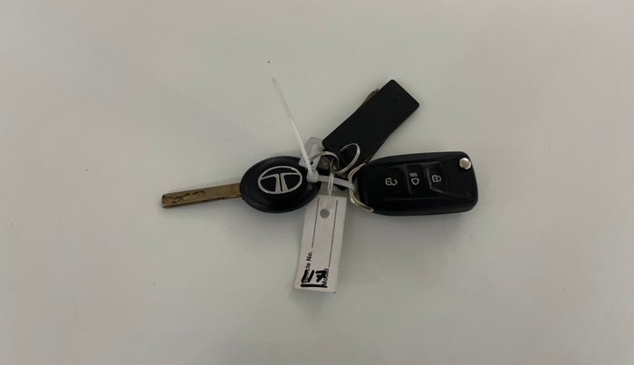 2023 Tata NEXON XM PLUS SUNROOF PETROL, Petrol, Manual, 39,661 km, Key Close Up