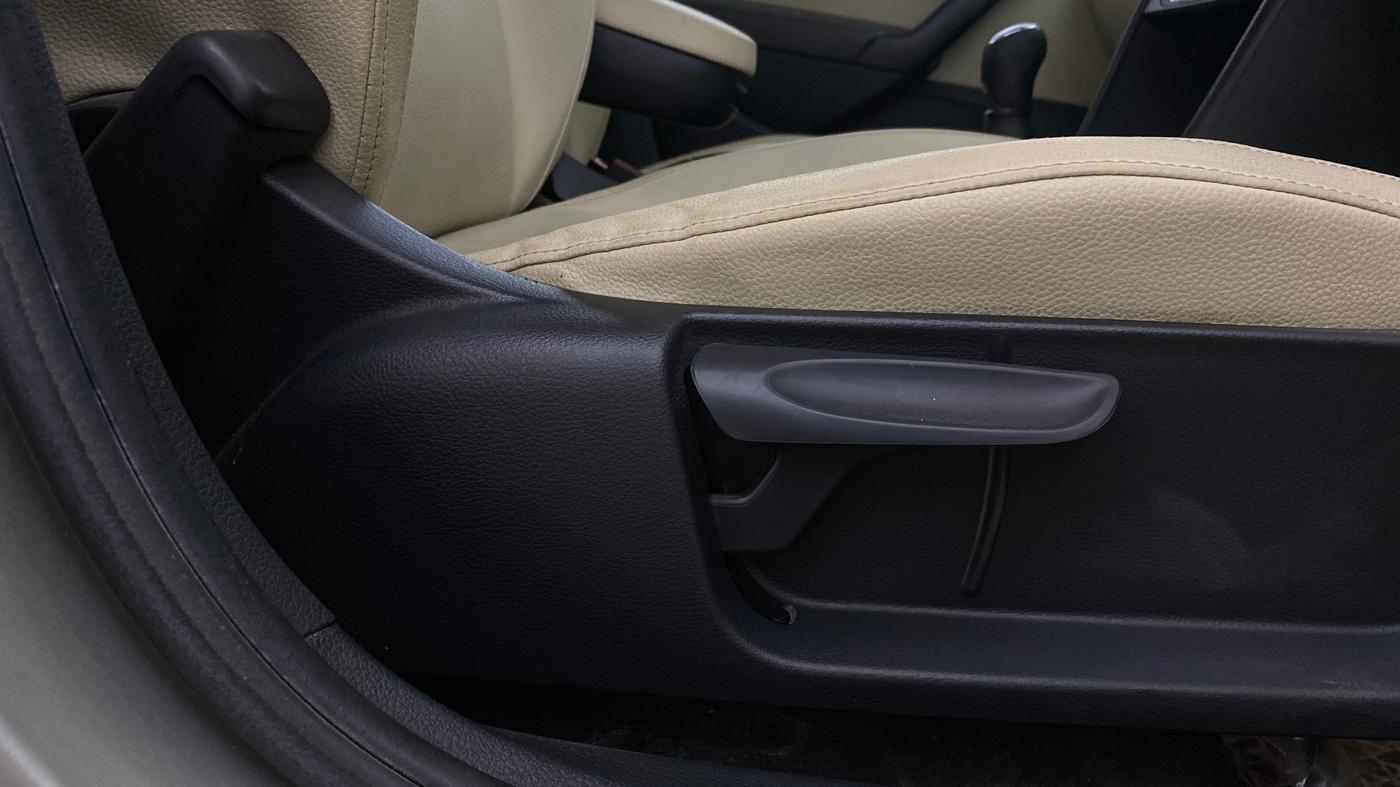 2019 Skoda Rapid STYLE 1.6 MPI, Petrol, Manual, 50,669 km, Driver Side Adjustment Panel