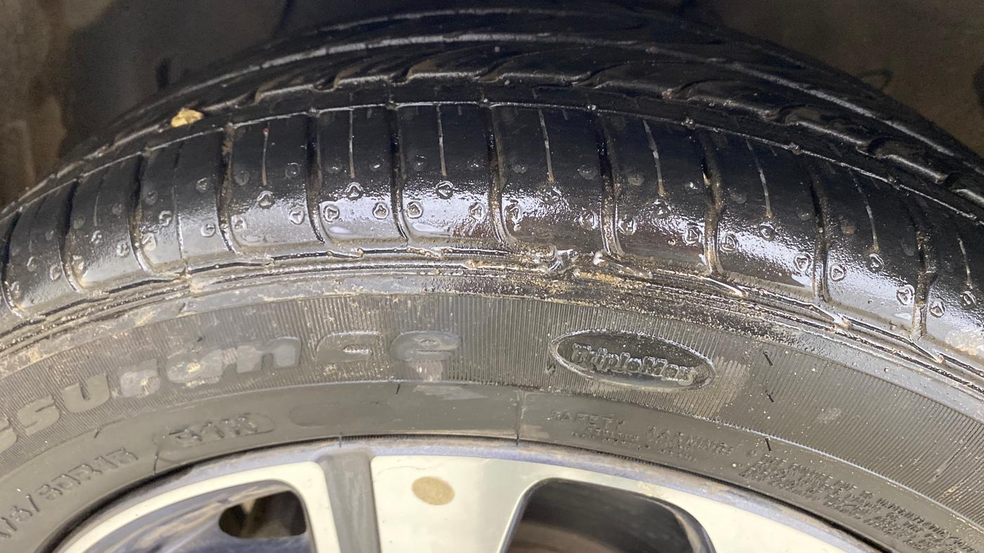 2022 Hyundai AURA SX PLUS 1.2 AMT, Petrol, Automatic, 29,897 km, Left Front Tyre Tread
