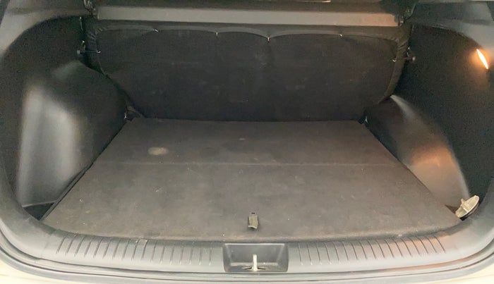 2016 Hyundai Creta SX PLUS 1.6 PETROL, Petrol, Manual, 57,615 km, Boot Inside