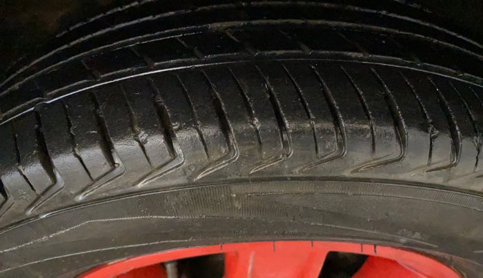 2017 Renault Kwid RXT 1.0, Petrol, Manual, 61,579 km, Right Front Tyre Tread