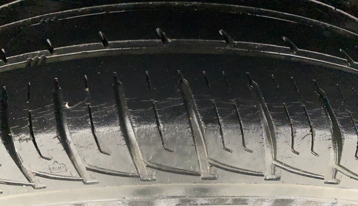 2017 Renault Duster RXL PETROL, Petrol, Manual, 34,281 km, Right Rear Tyre Tread