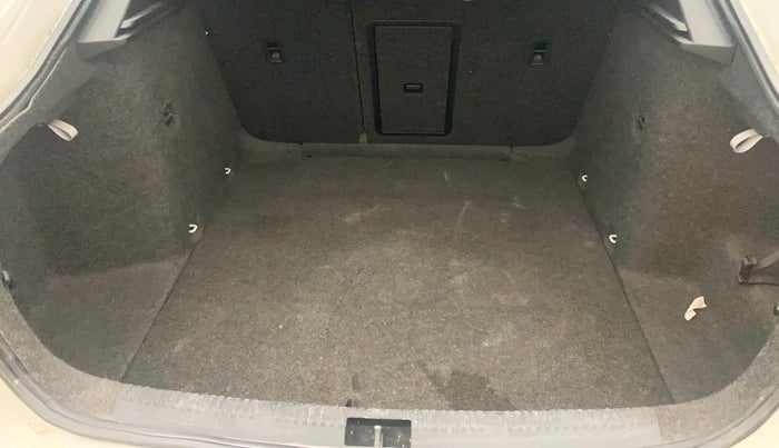 2015 Skoda Octavia ELEGANCE 1.8 TSI AT, Petrol, Automatic, 1,23,529 km, Boot Inside