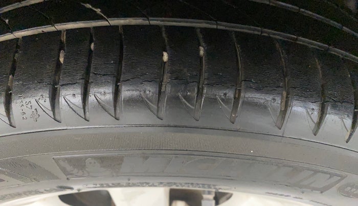 2015 Skoda Octavia ELEGANCE 1.8 TSI AT, Petrol, Automatic, 1,23,529 km, Right Rear Tyre Tread