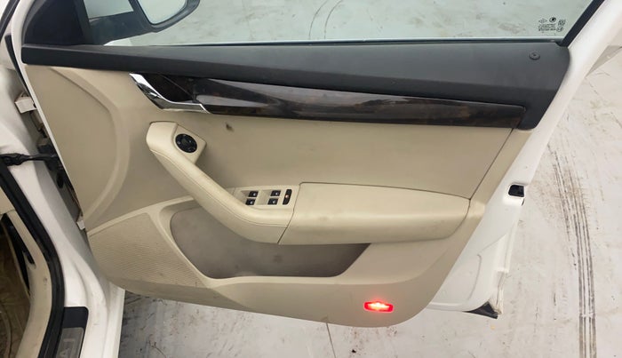 2015 Skoda Octavia ELEGANCE 1.8 TSI AT, Petrol, Automatic, 1,23,529 km, Driver Side Door Panels Control