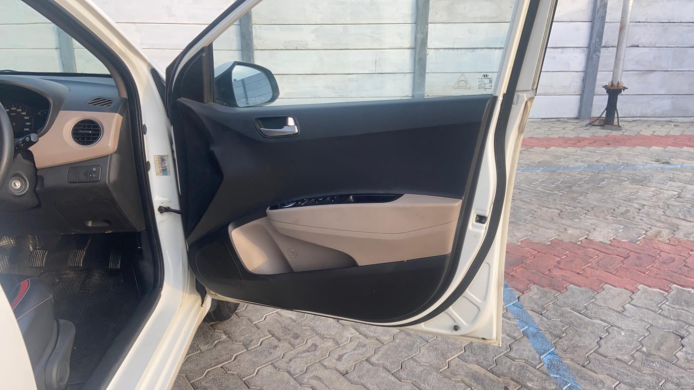 2014 Hyundai Xcent S 1.2, Petrol, Manual, 58,929 km, Driver Side Door Panels Control