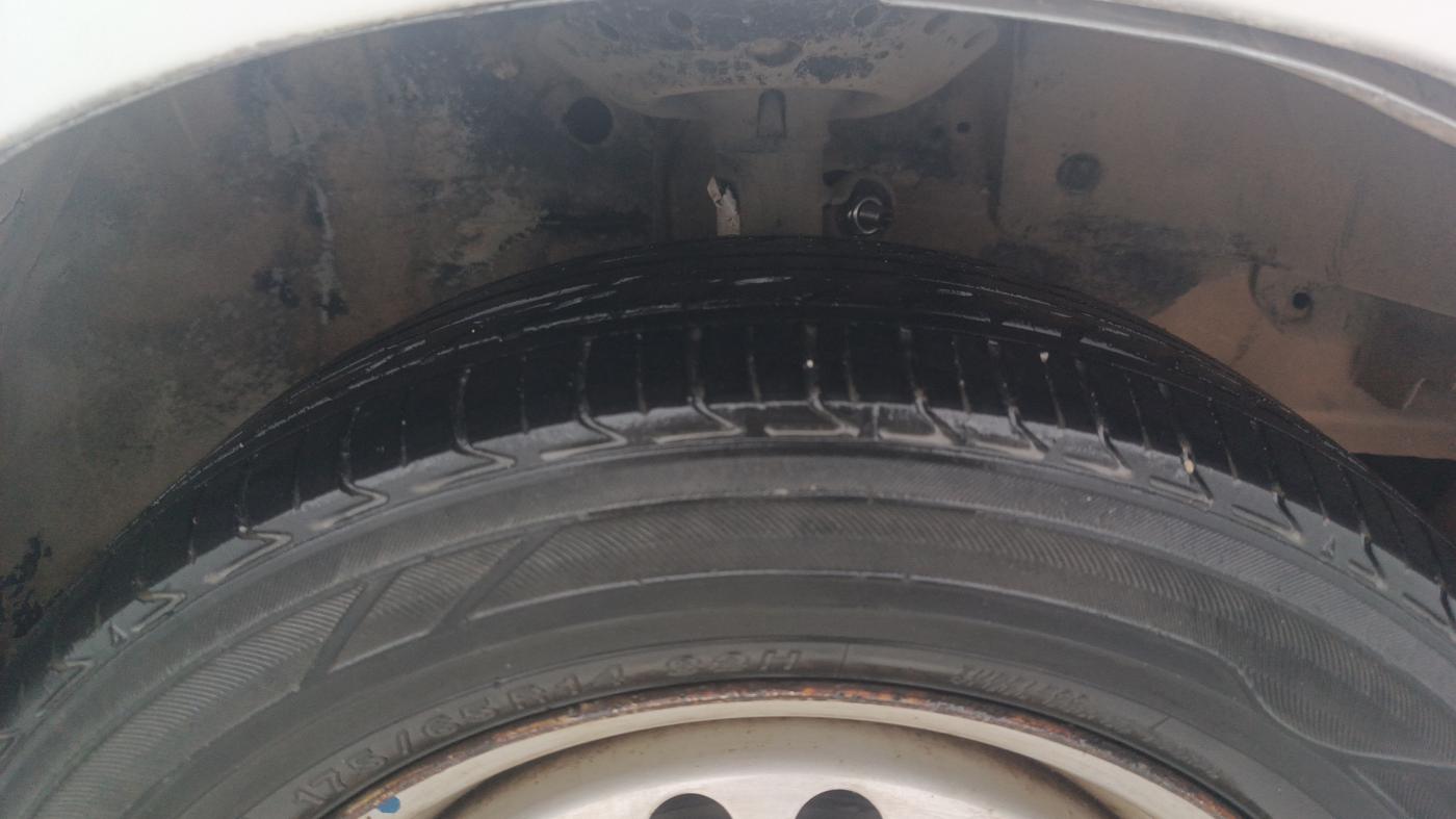 2013 Honda Brio EX MT, Petrol, Manual, 1,01,818 km, Right Front Tyre Tread