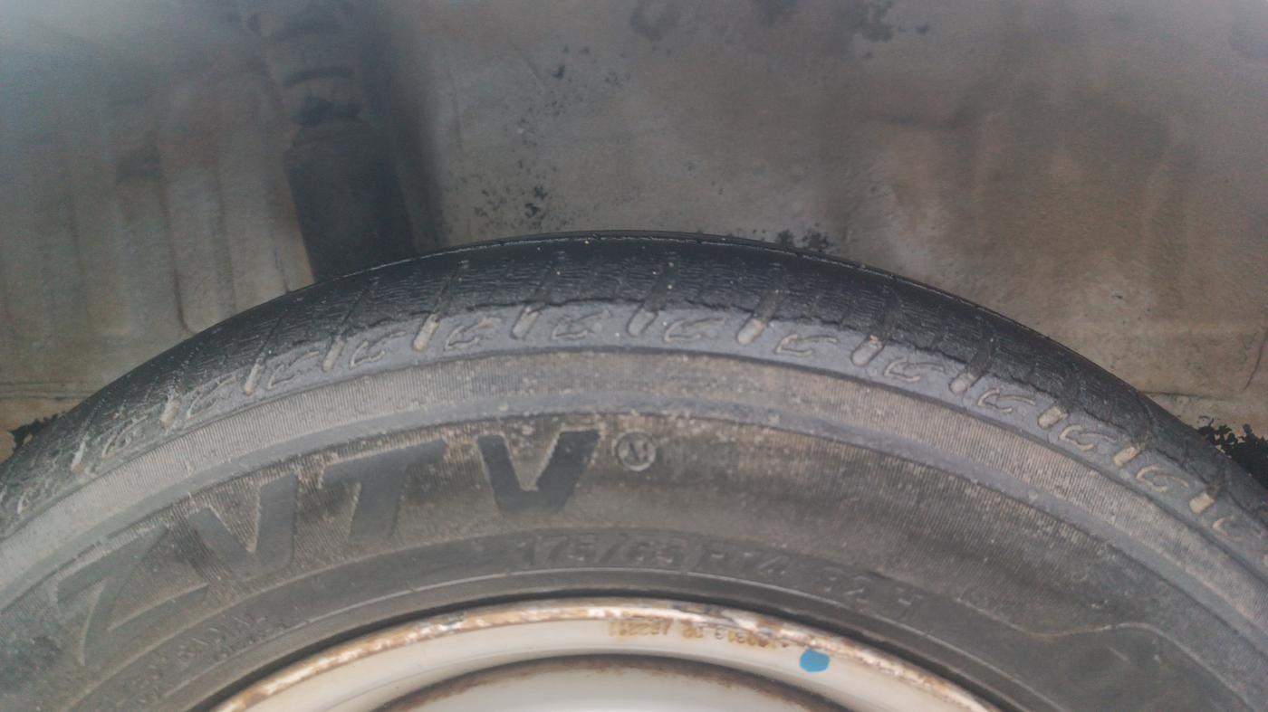 2013 Honda Brio EX MT, Petrol, Manual, 1,01,818 km, Right Rear Tyre Tread