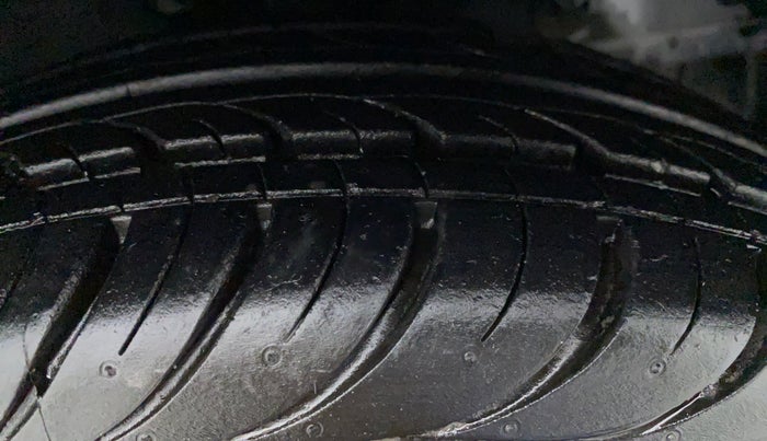 2017 Hyundai Eon ERA PLUS, Petrol, Manual, 5,299 km, Left Front Tyre Tread