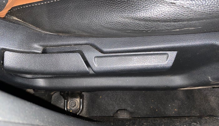 2022 Hyundai VENUE SX 1.5 CRDI DUAL TONE, Diesel, Manual, 84,540 km, Driver Side Adjustment Panel