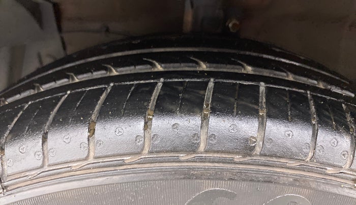 2014 Maruti Ciaz VXI+AT, Petrol, Automatic, 86,576 km, Left Front Tyre Tread