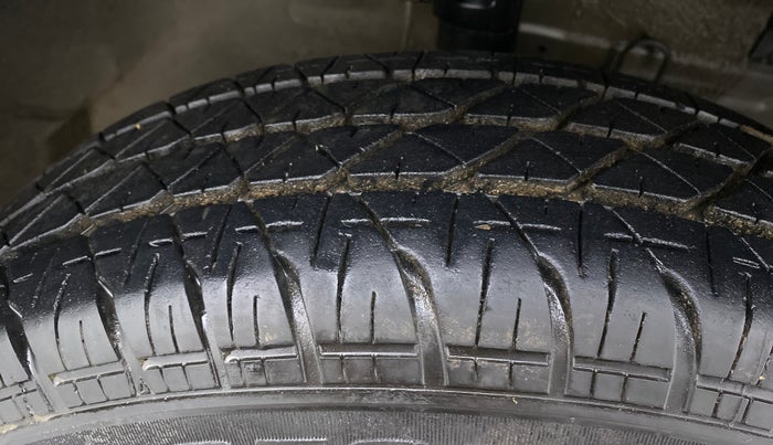 2014 Maruti Swift VXI D, Petrol, Manual, 61,216 km, Right Front Tyre Tread