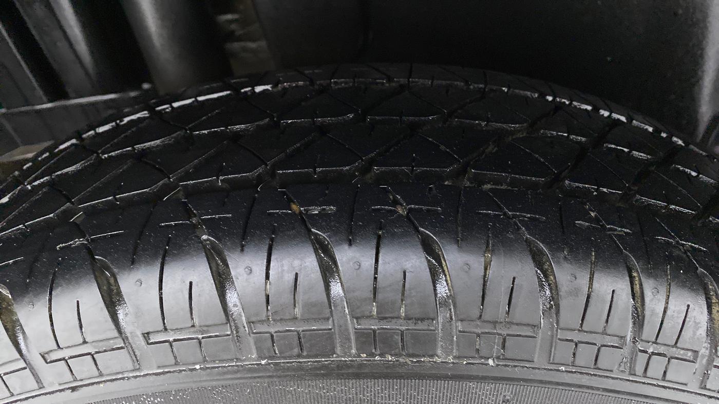 2014 Maruti Swift VXI D, Petrol, Manual, 61,216 km, Right Rear Tyre Tread