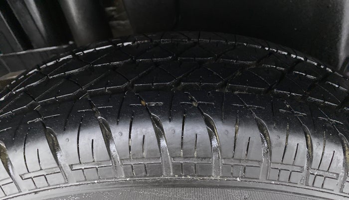 2014 Maruti Swift VXI D, Petrol, Manual, 61,216 km, Right Rear Tyre Tread