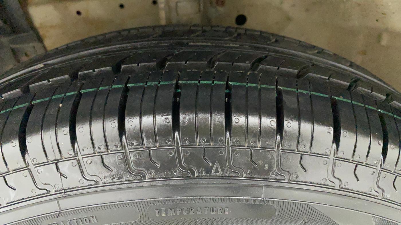 2017 Maruti Swift LXI (O), Petrol, Manual, 80,474 km, Left Front Tyre Tread
