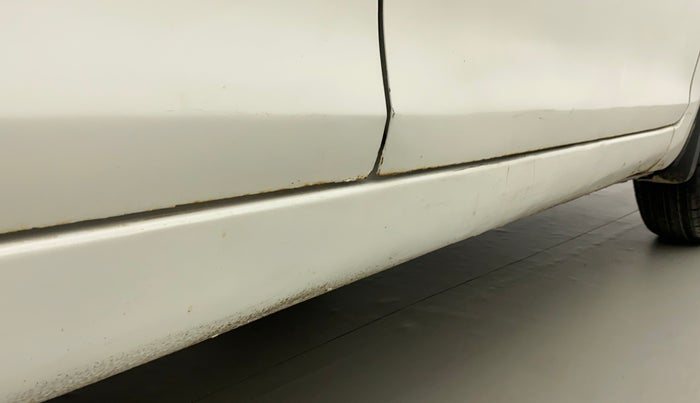 2017 Maruti Swift LXI (O), Petrol, Manual, 80,474 km, Right running board - Paint has minor damage