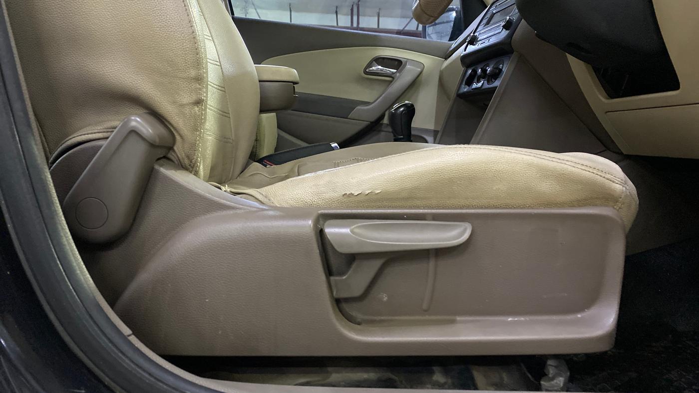 2015 Skoda Rapid 1.5 TDI CR AMBITION PLUS, Diesel, Manual, 1,06,343 km, Driver Side Adjustment Panel