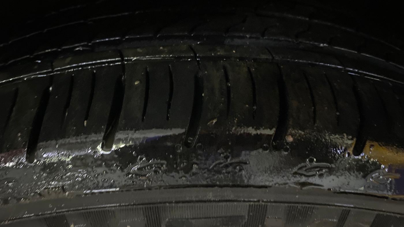 2015 Skoda Rapid 1.5 TDI CR AMBITION PLUS, Diesel, Manual, 1,06,343 km, Right Front Tyre Tread