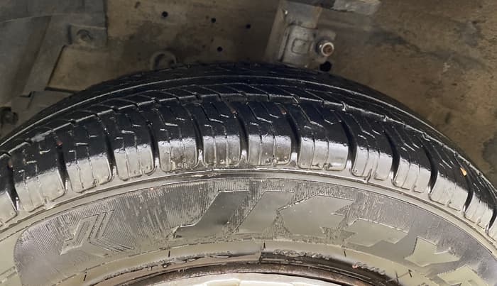 2015 Maruti Swift VXI, Petrol, Manual, 60,951 km, Left Front Tyre Tread