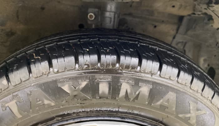 2015 Maruti Swift VXI, Petrol, Manual, 60,951 km, Right Front Tyre Tread