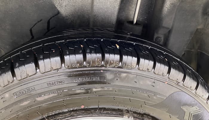 2015 Maruti Swift VXI, Petrol, Manual, 60,951 km, Left Rear Tyre Tread