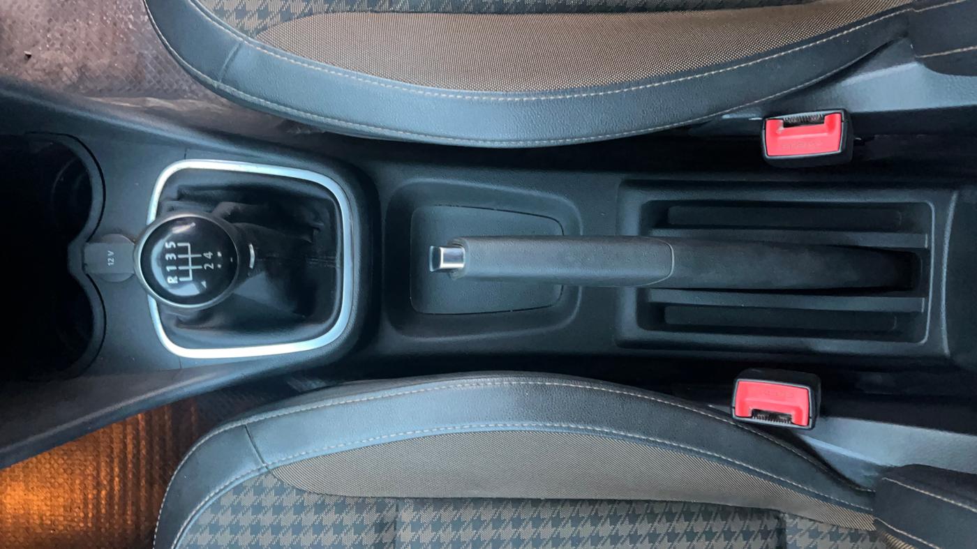 2017 Volkswagen Polo HIGHLINE PLUS 1.2(16 ALLOY, Petrol, Manual, 84,147 km, Gear Lever