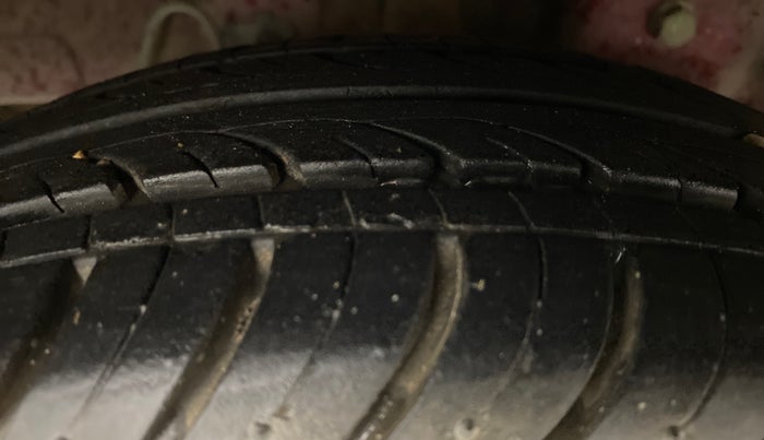 2015 Hyundai Eon SPORTZ, Petrol, Manual, 28,223 km, Right Rear Tyre Tread