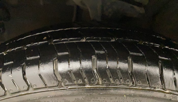 2013 Hyundai i10 MAGNA 1.1, CNG, Manual, 94,389 km, Left Front Tyre Tread