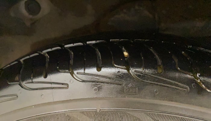 2013 Hyundai i10 MAGNA 1.1, CNG, Manual, 94,389 km, Left Rear Tyre Tread