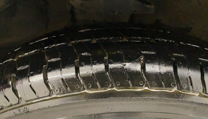 2013 Hyundai i10 MAGNA 1.1, CNG, Manual, 94,389 km, Right Front Tyre Tread