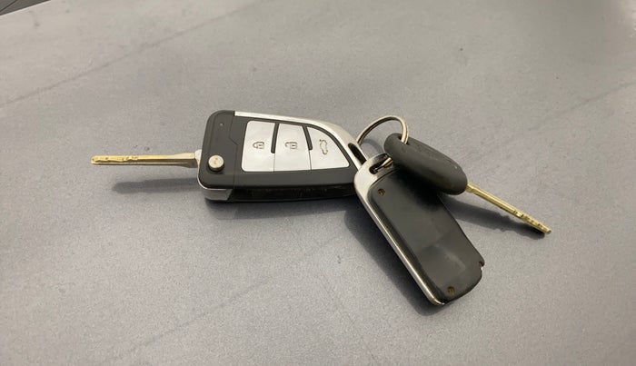 2013 Hyundai i10 MAGNA 1.1, CNG, Manual, 94,389 km, Key Close Up