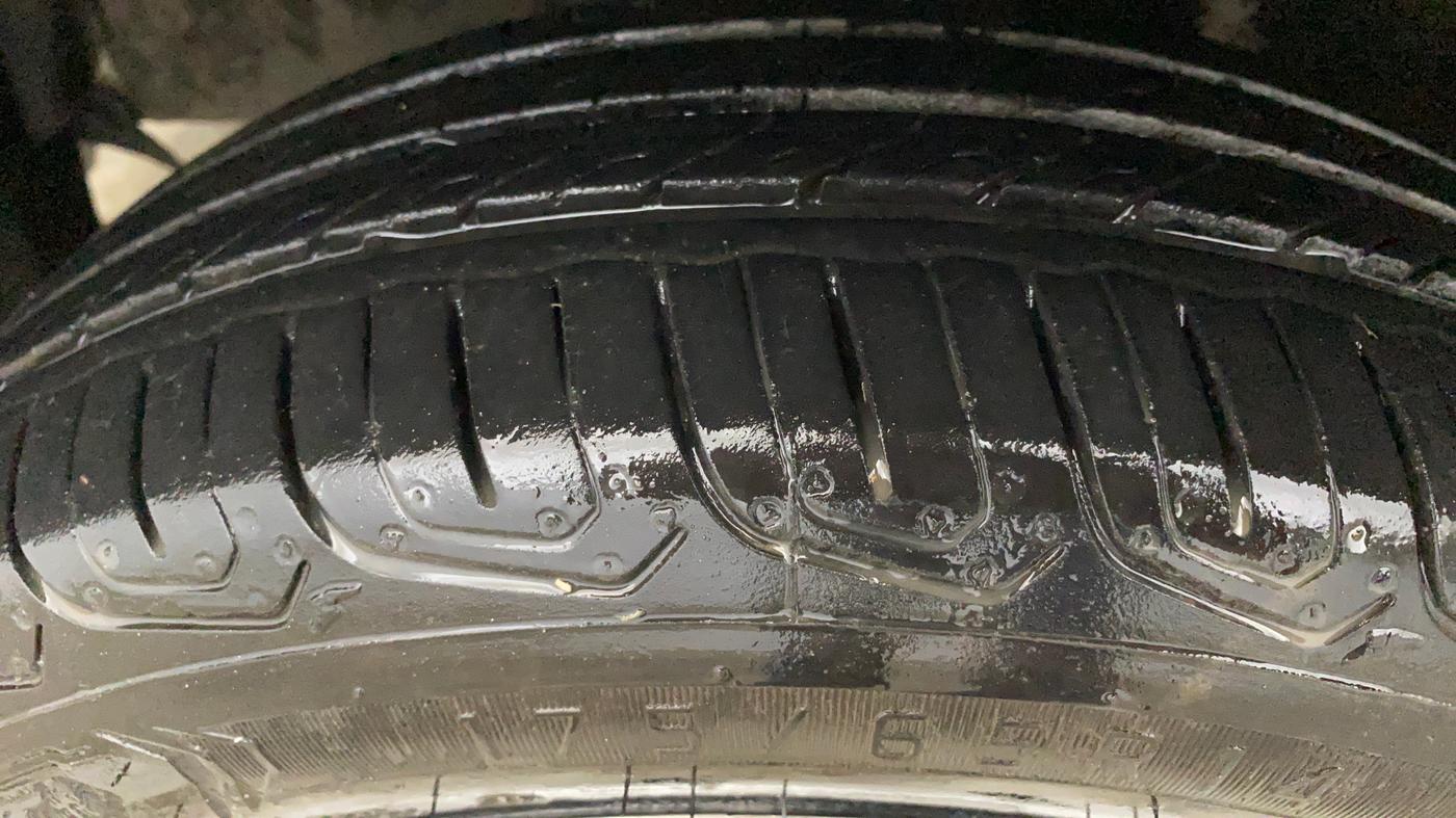 2017 Toyota Etios Liva V, Petrol, Manual, 55,771 km, Left Front Tyre Tread