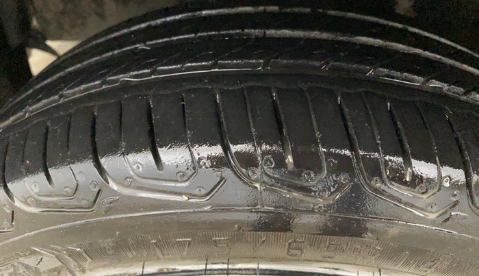 2017 Toyota Etios Liva V, Petrol, Manual, 55,771 km, Left Front Tyre Tread