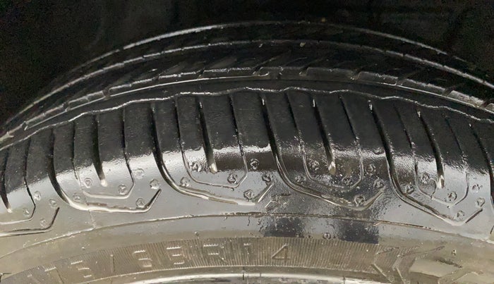 2017 Toyota Etios Liva V, Petrol, Manual, 55,771 km, Right Front Tyre Tread