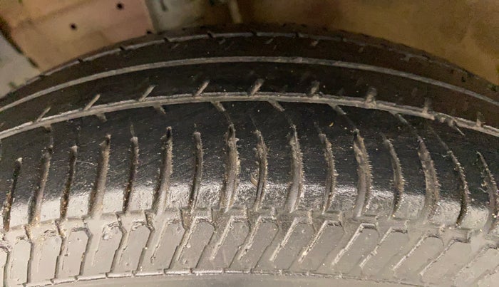 2016 Maruti Swift Dzire VXI, Petrol, Manual, 47,219 km, Left Front Tyre Tread