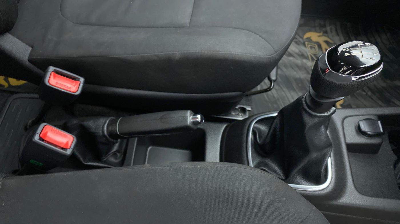 2018 Renault Kwid 1.0 RXT Opt, Petrol, Manual, 17,110 km, Gear Lever