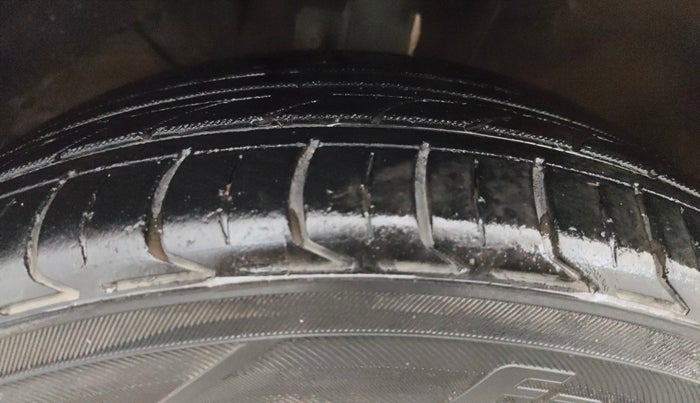 2018 Maruti Baleno ALPHA DIESEL 1.3, Diesel, Manual, 90,486 km, Left Front Tyre Tread