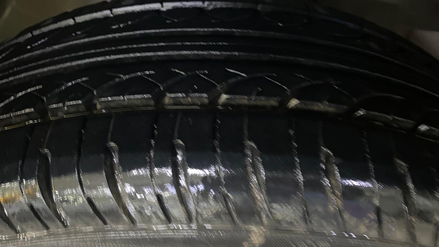 2013 Honda Brio S MT, Petrol, Manual, 85,005 km, Right Front Tyre Tread