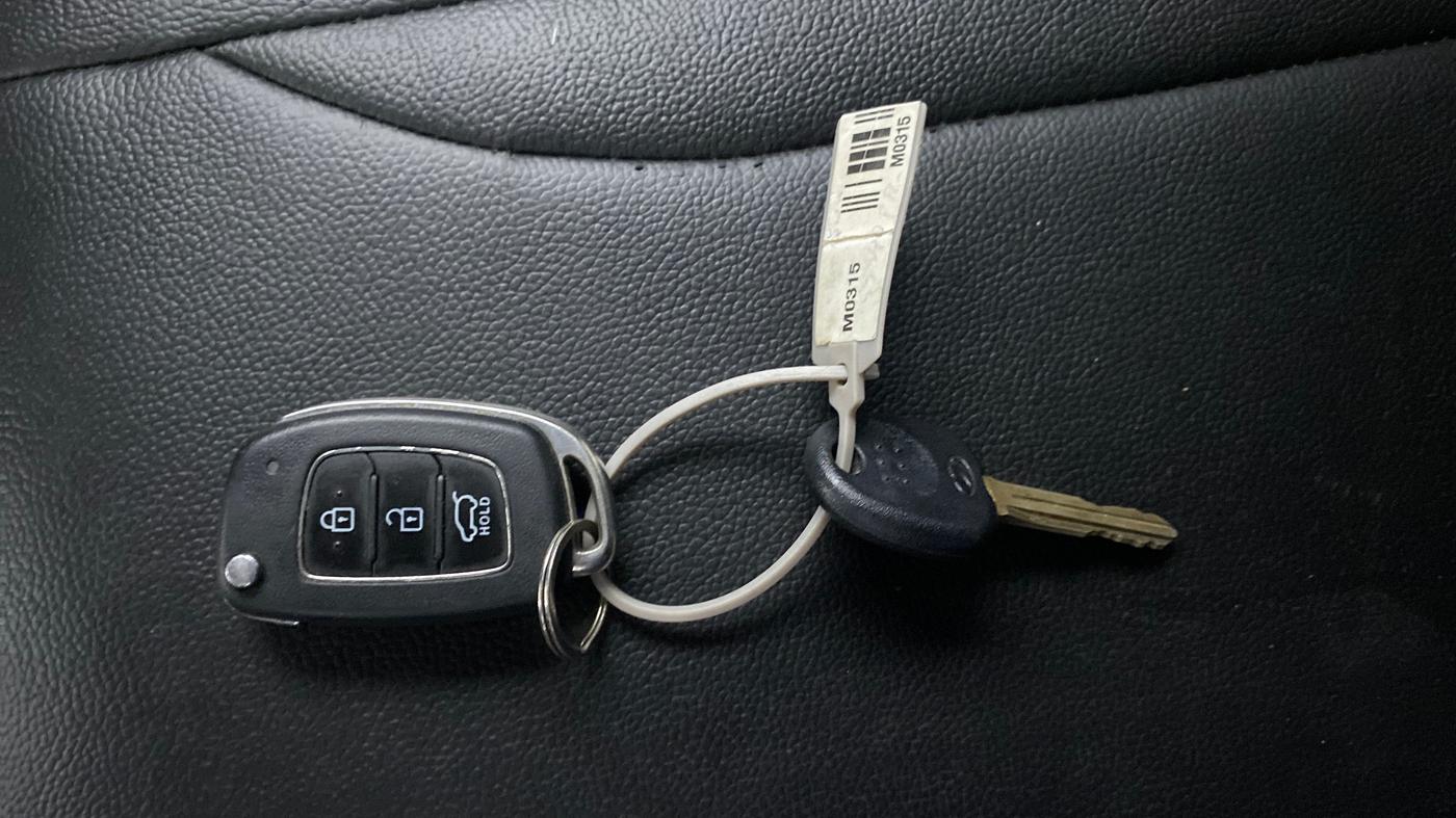2021 Hyundai VENUE S+ 1.2, Petrol, Manual, 96,621 km, Key Close Up