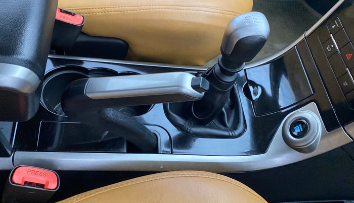 2019 Mahindra XUV500 W9, Diesel, Manual, 66,576 km, Gear Lever