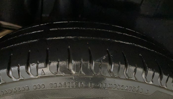 2018 Maruti Swift LXI, Petrol, Manual, 35,548 km, Right Rear Tyre Tread