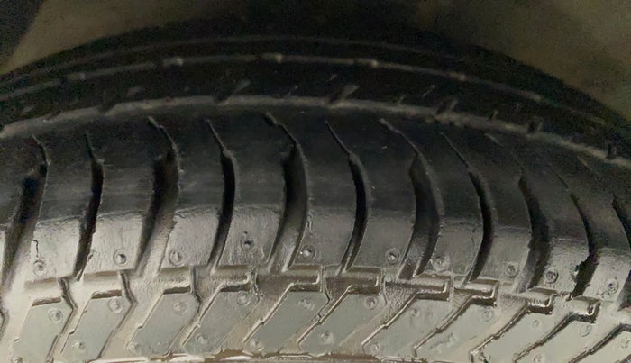 2013 Hyundai i20 MAGNA (O) 1.2, CNG, Manual, 84,781 km, Left Front Tyre Tread