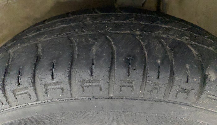 2017 Maruti Alto 800 LXI, Petrol, Manual, 38,195 km, Left Front Tyre Tread