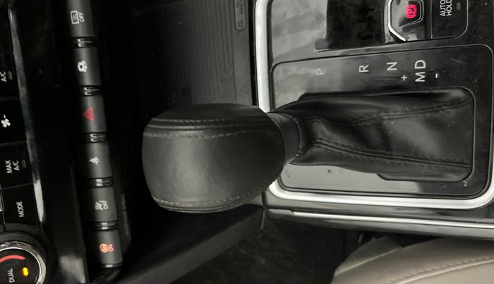 2022 Mahindra XUV700 AX 7 LUXURY P AT 7 STR, Petrol, Automatic, 20,821 km, Gear Lever