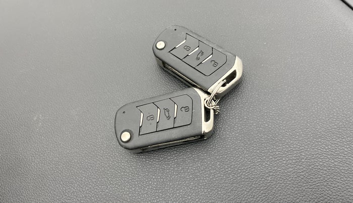 2022 Mahindra XUV700 AX 7 LUXURY P AT 7 STR, Petrol, Automatic, 20,821 km, Key Close Up