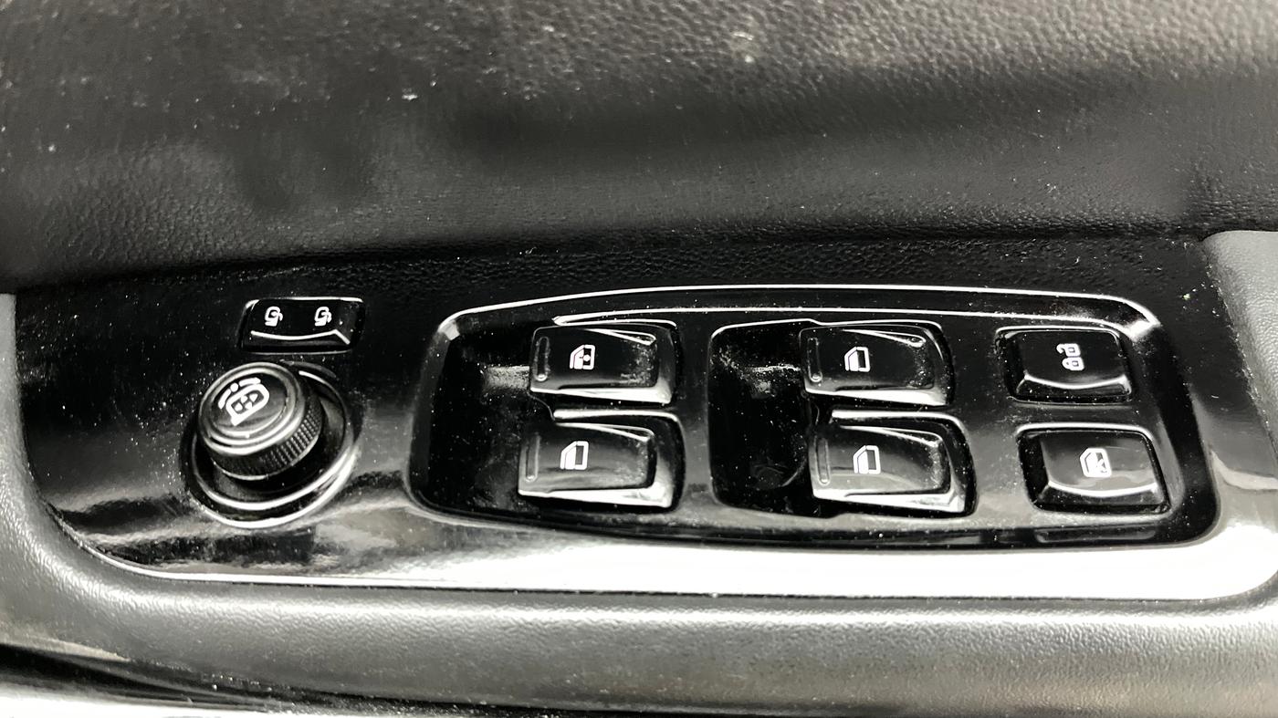 2022 Mahindra XUV700 AX 7 LUXURY P AT 7 STR, Petrol, Automatic, 20,821 km, Driver Side Door Panels Control