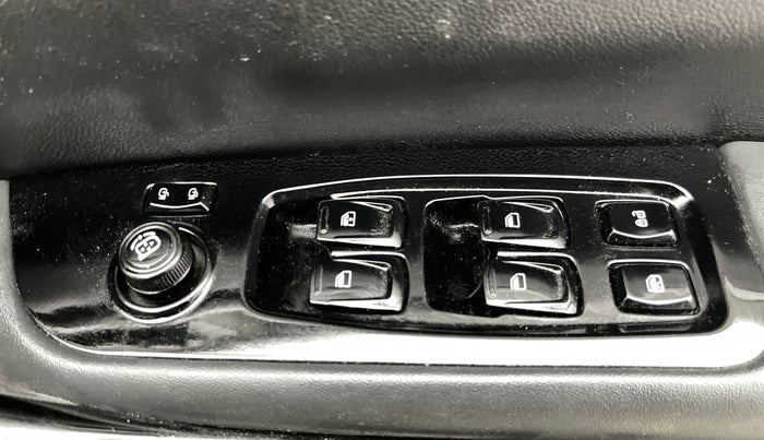 2022 Mahindra XUV700 AX 7 LUXURY P AT 7 STR, Petrol, Automatic, 20,821 km, Driver Side Door Panels Control