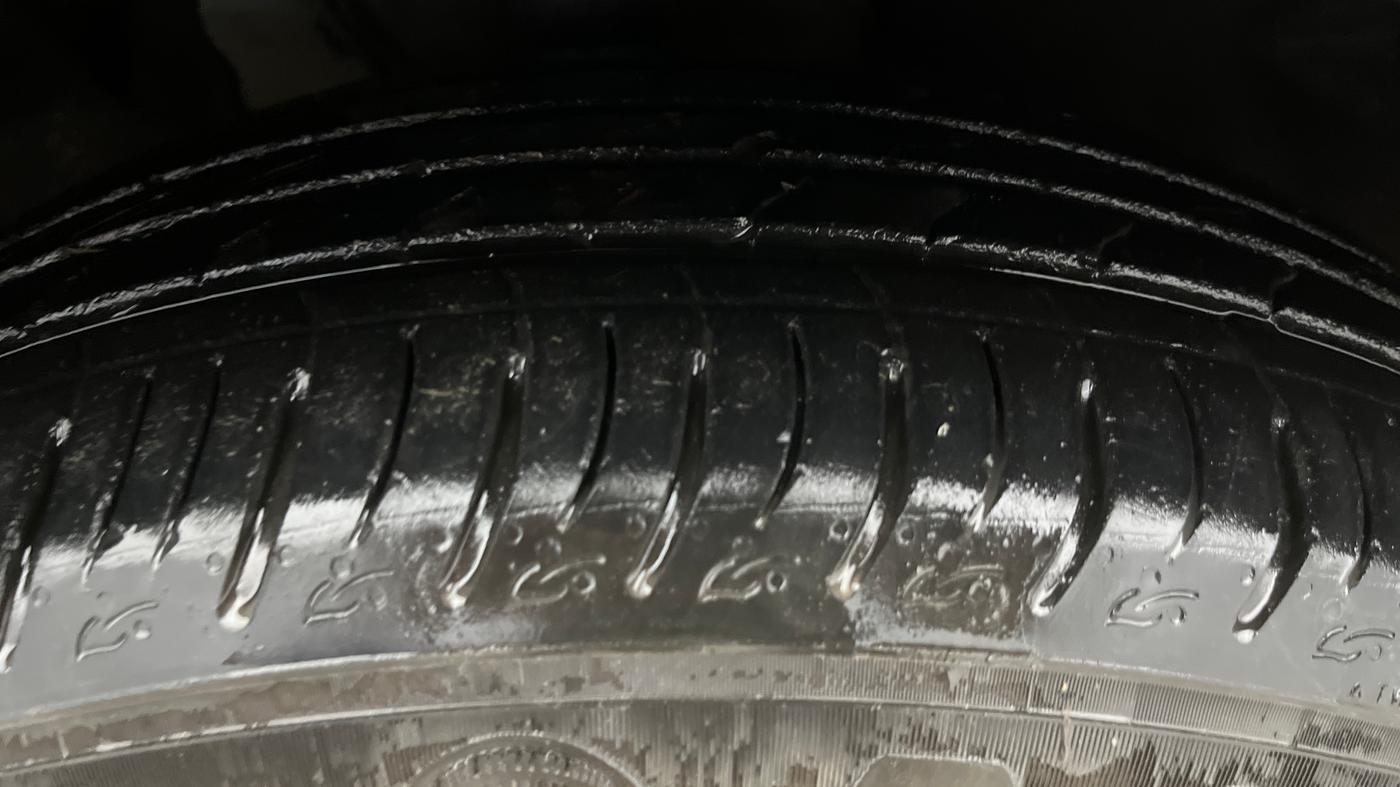 2022 Mahindra XUV700 AX 7 LUXURY P AT 7 STR, Petrol, Automatic, 20,821 km, Right Front Tyre Tread
